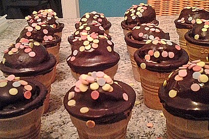 Kleine Kuchen im Waffelbecher 290