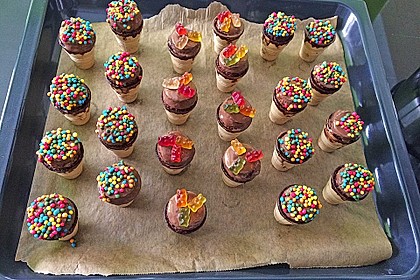 Kleine Kuchen im Waffelbecher 252