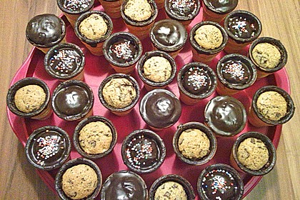 Kleine Kuchen im Waffelbecher 259