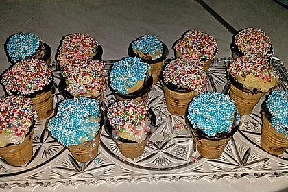 Kleine Kuchen im Waffelbecher 87