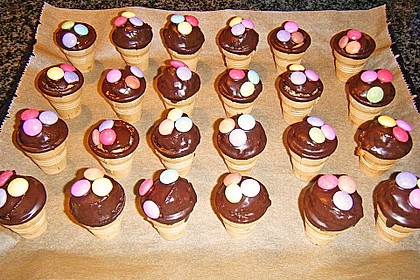 Kleine Kuchen im Waffelbecher 292