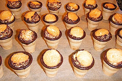 Kleine Kuchen im Waffelbecher 287