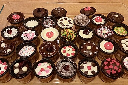 Kleine Kuchen im Waffelbecher 260