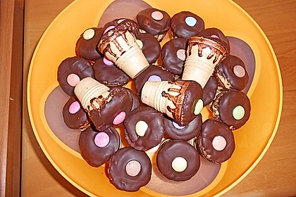 Kleine Kuchen im Waffelbecher 189