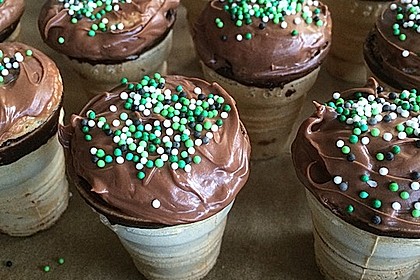 Kleine Kuchen im Waffelbecher 188