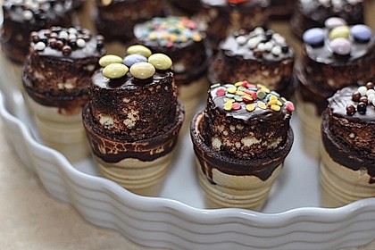 Kleine Kuchen im Waffelbecher 124