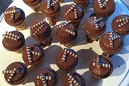 Kleine Kuchen im Waffelbecher 242