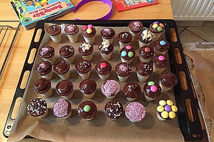 Kleine Kuchen im Waffelbecher 240