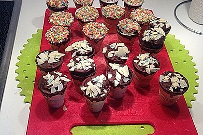 Kleine Kuchen im Waffelbecher 98