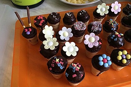 Kleine Kuchen im Waffelbecher 48