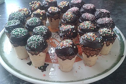 Kleine Kuchen im Waffelbecher 191