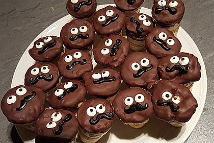 Kleine Kuchen im Waffelbecher 100