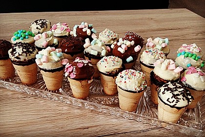 Kleine Kuchen im Waffelbecher 209