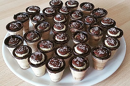 Kleine Kuchen im Waffelbecher 239