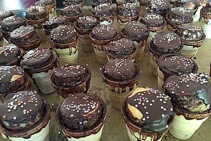 Kleine Kuchen im Waffelbecher 227