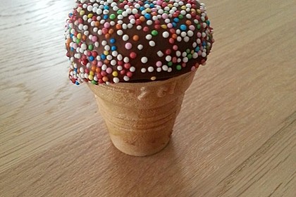 Kleine Kuchen im Waffelbecher 232