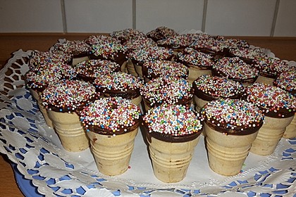 Kleine Kuchen im Waffelbecher 228