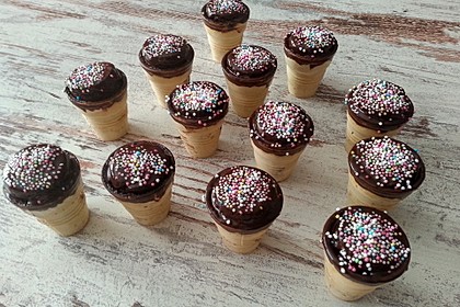 Kleine Kuchen im Waffelbecher 214