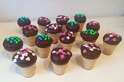Kleine Kuchen im Waffelbecher 225