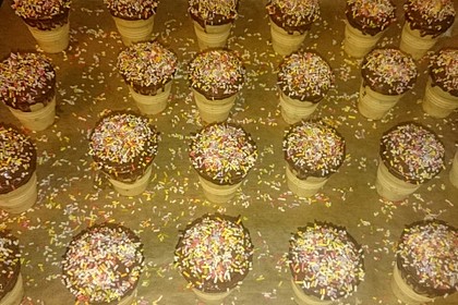 Kleine Kuchen im Waffelbecher 222