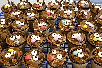 Kleine Kuchen im Waffelbecher 220