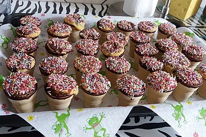Kleine Kuchen im Waffelbecher 229