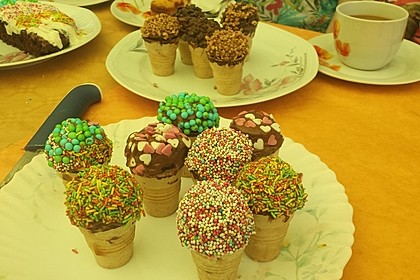 Kleine Kuchen im Waffelbecher 217