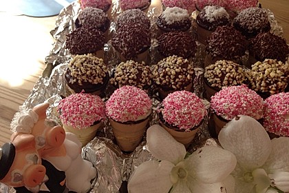 Kleine Kuchen im Waffelbecher 235