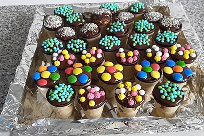 Kleine Kuchen im Waffelbecher 231