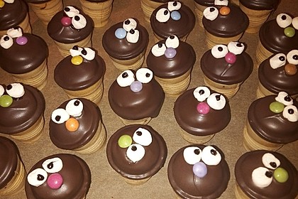 Kleine Kuchen im Waffelbecher 193