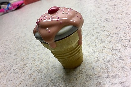 Kleine Kuchen im Waffelbecher 44