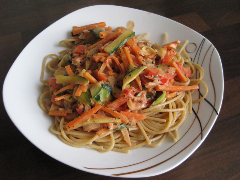 Spaghetti mit gebratenem Gemüse und Tomaten - Sahne - Sauce von ubreier ...