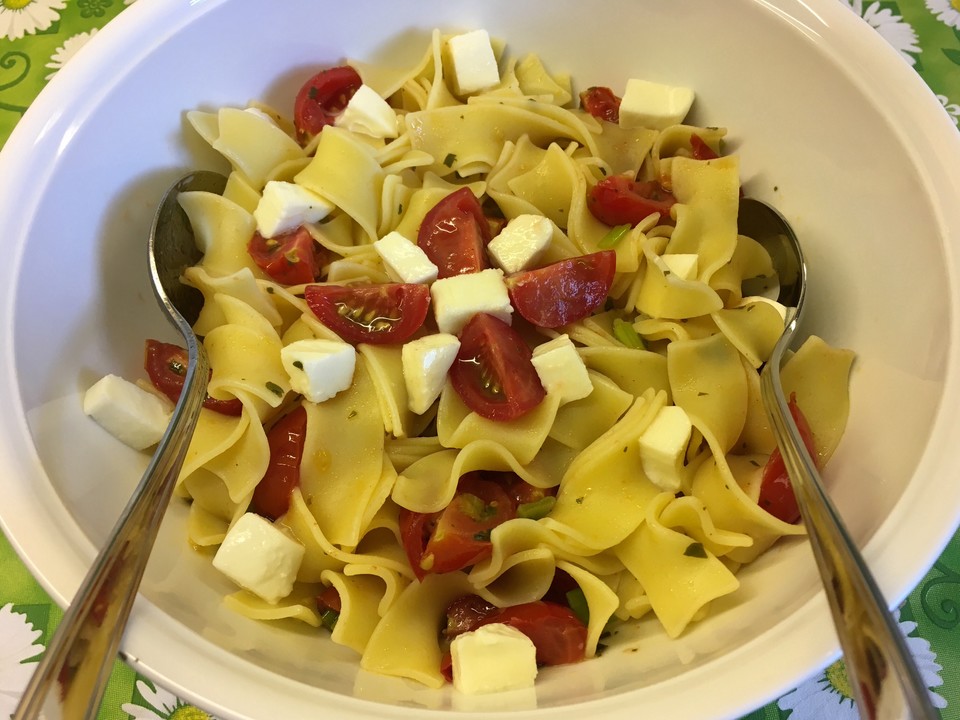 Bandnudeln mit frischen Tomaten, Mozzarella und Basilikum von ...