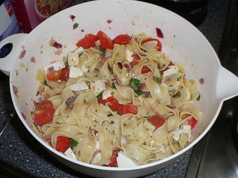 Bandnudeln mit frischen Tomaten, Mozzarella und Basilikum von ...