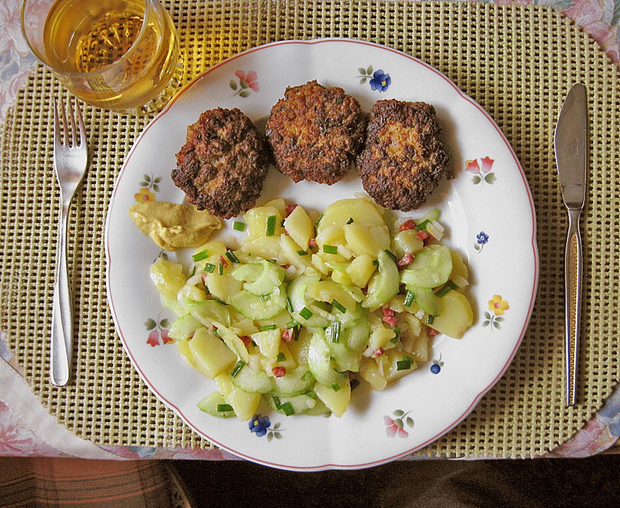 Reinhards Kartoffelsalat mit Buletten (Frikadellen) von waldgeist17 ...
