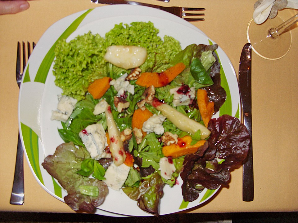 Herbstlicher Salat mit gebratenem Kürbis, karamellisierter Birne ...