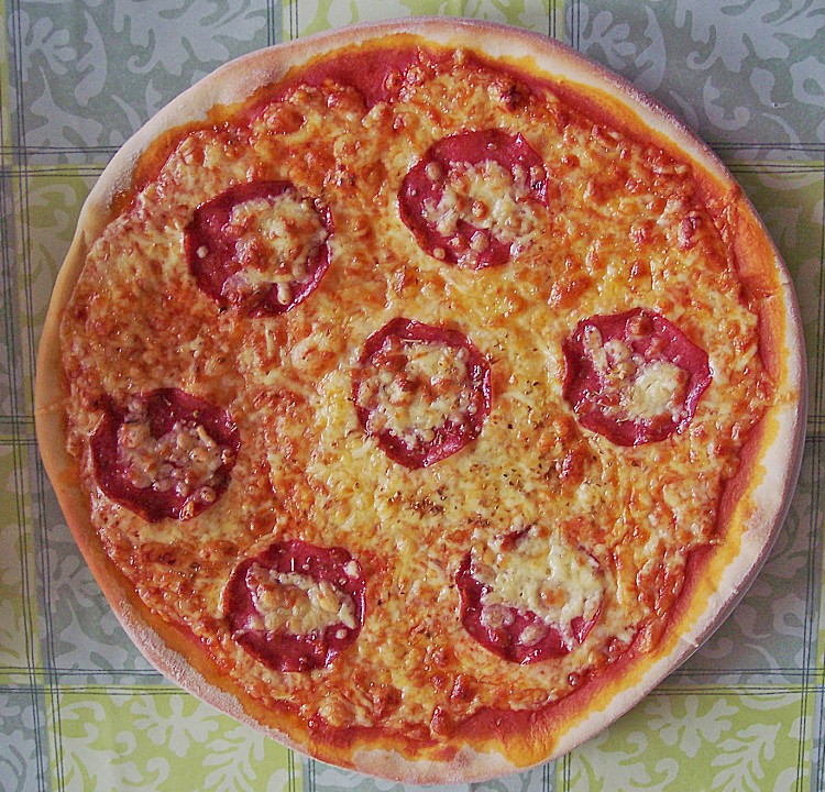Pizza Salami mit Knoblauch von Micha_Chefkoch | Chefkoch.de