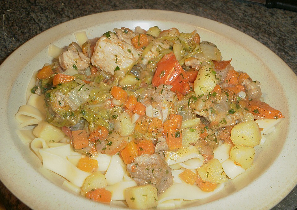 Fleisch - Gemüse - Ragout auf Nudeln nach usbekischer Art von ...