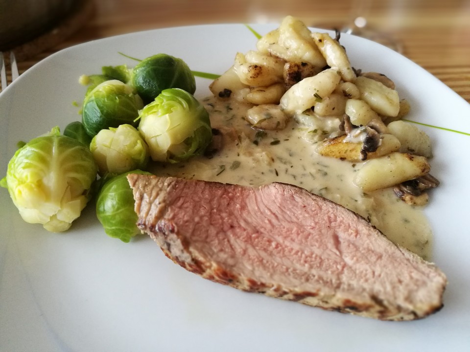 Rosa gebratener Kalbstafelspitz auf Frühlingskräutersauce mit Pilzen ...
