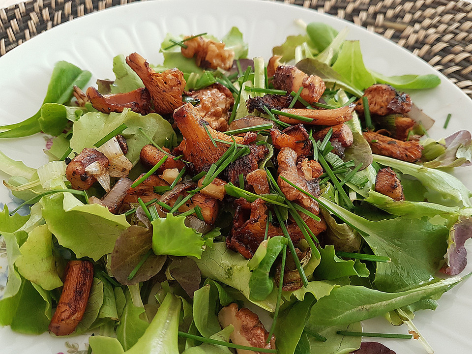 Feldsalat mit Pfifferlingen und karamellisierten Walnüssen von schrat ...