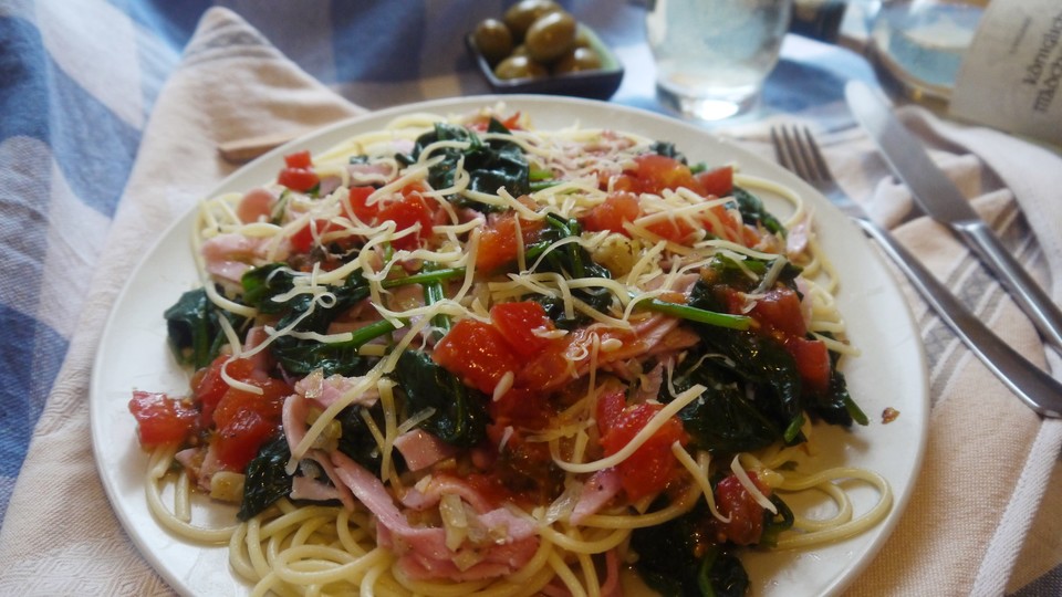 Spaghetti Mit Spinat-Frischkäsesoße Und Gebratenen Tomaten Von ...