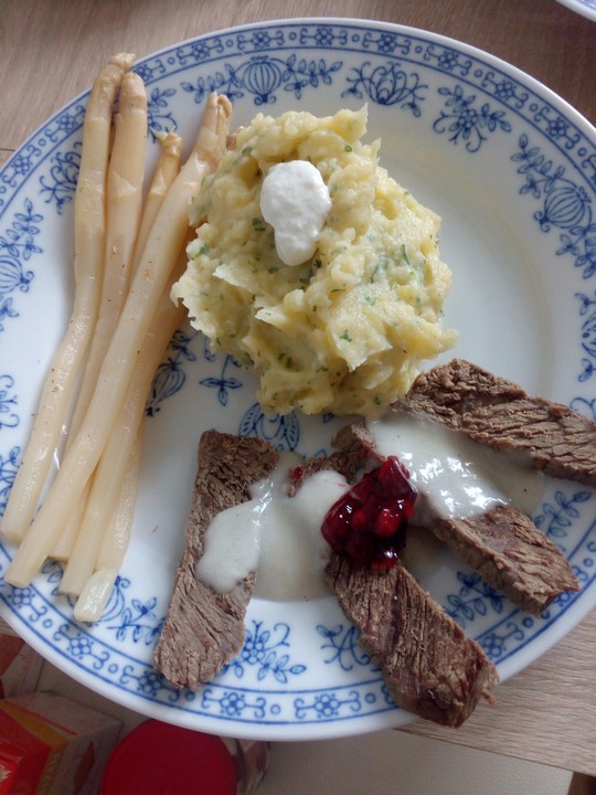 Rindfleisch mit Spargel, Salzkartoffeln und Meerrettich von darklion ...