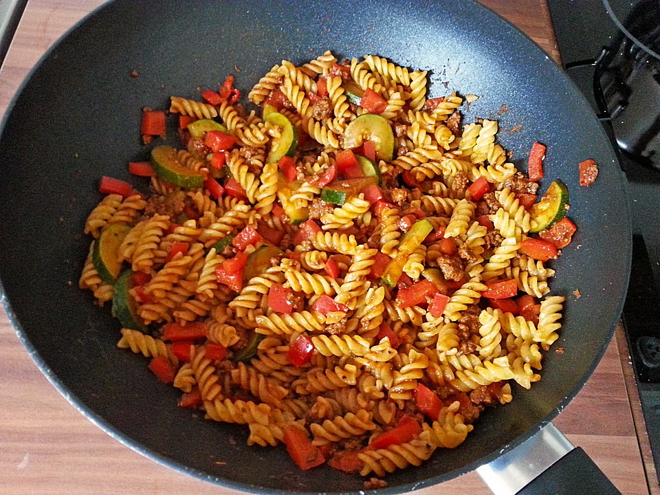 Nudeln mit Paprika - Hackfleisch - Sauce von chiara | Chefkoch.de