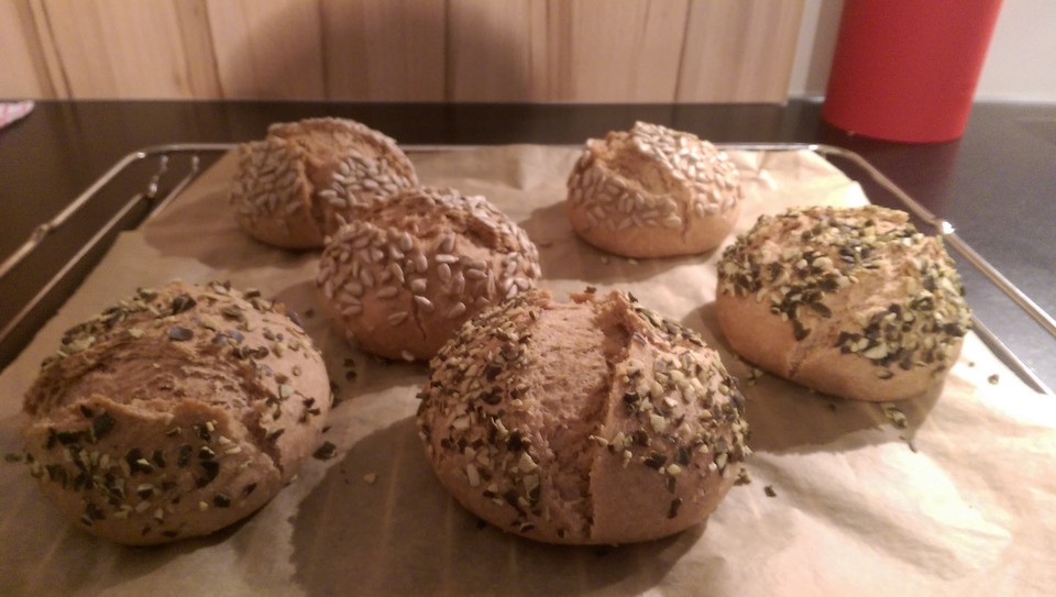 Buttermilch - Vollkorn - Brötchen von IcedMelon | Chefkoch.de