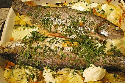 Kräuterforelle auf mediterranem Sommergemüse