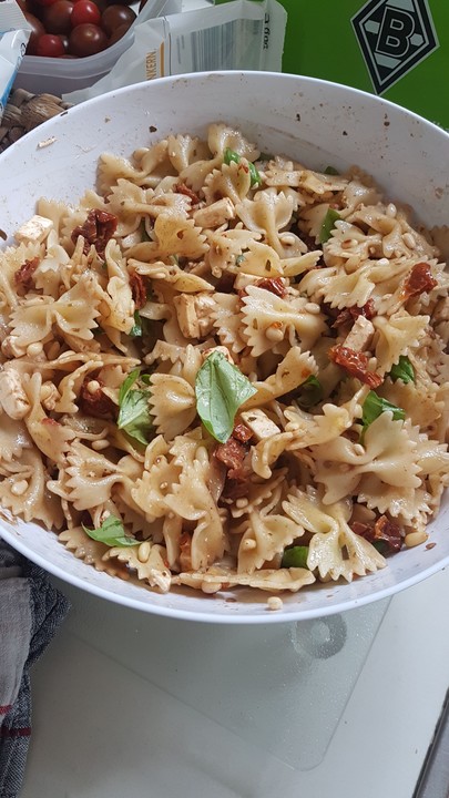 Nudelsalat mit getrockneten Tomaten, Pinienkernen, Schafskäse und ...