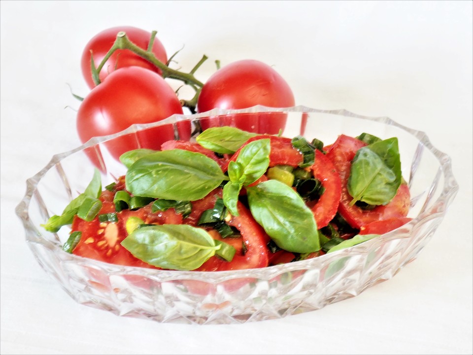 Tomatensalat mit Basilikum - Vinaigrette von artificial | Chefkoch.de
