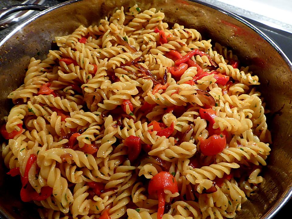 Fusilli mit Paprika und roten Zwiebeln von Scansano | Chefkoch.de