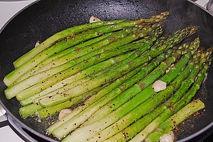 Gebratener grüner Spargel 37