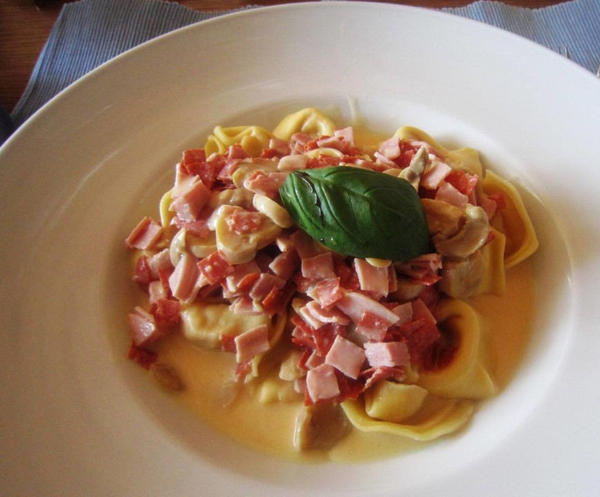 Tortellini in Schinken - Käse - Sahne - Sauce von Zauberfee026 ...